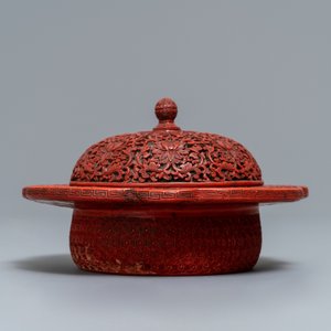 A Chinese cinnabar lacquer box and cover with floral design, 18/19th C. — 照片 3