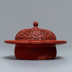 A Chinese cinnabar lacquer box and cover with floral design, 18/19th C. — 照片 4