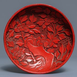 A Chinese cinnabar lacquer dish with floral design, 18/19th C. — 照片 1