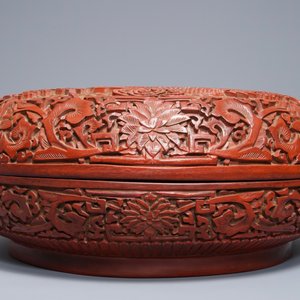 A Chinese cinnabar lacquer 'dragon' box, Qianlong mark, 18/19th C. — photo 5