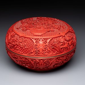 A Chinese cinnabar lacquer 'Flower Basket' box and cover, 19/20th C. — foto 1