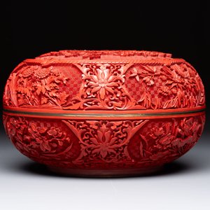 A Chinese cinnabar lacquer 'Flower Basket' box and cover, 19/20th C. — foto 2