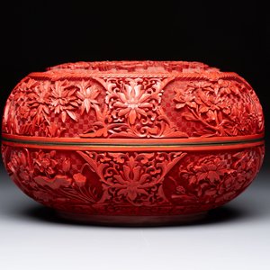 A Chinese cinnabar lacquer 'Flower Basket' box and cover, 19/20th C. — foto 3