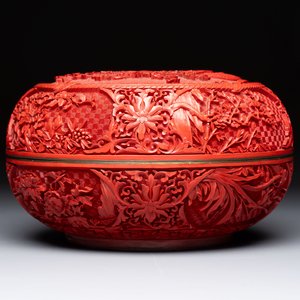 A Chinese cinnabar lacquer 'Flower Basket' box and cover, 19/20th C. — foto 4