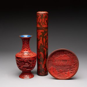 A Chinese cinnabar lacquer vase, a plate and a gilt-lacquered wooden container, 19/20th C. — photo 1