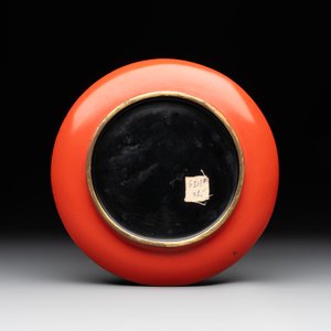 A Chinese cinnabar lacquer vase, a plate and a gilt-lacquered wooden container, 19/20th C. — photo 11