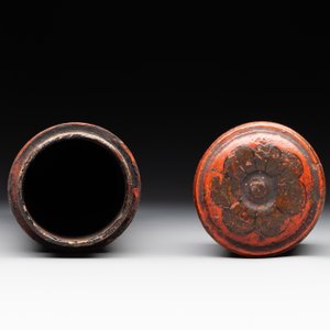A Chinese cinnabar lacquer vase, a plate and a gilt-lacquered wooden container, 19/20th C. — photo 6