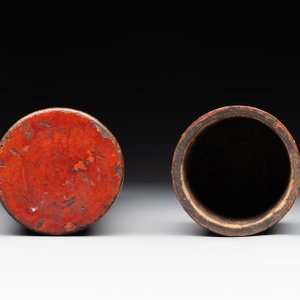 A Chinese cinnabar lacquer vase, a plate and a gilt-lacquered wooden container, 19/20th C. — photo 7