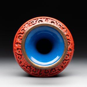 A Chinese cinnabar lacquer vase, a plate and a gilt-lacquered wooden container, 19/20th C. — photo 8