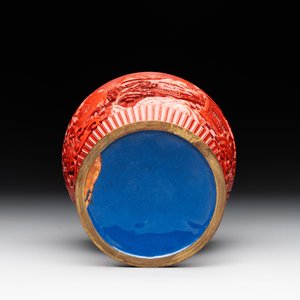 A Chinese cinnabar lacquer vase, a plate and a gilt-lacquered wooden container, 19/20th C. — photo 9