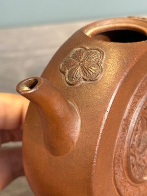 A Chinese circle-shaped Yixing stoneware 'kylin' teapot with relief design, Kangxi — photo 11