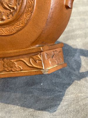A Chinese circle-shaped Yixing stoneware 'kylin' teapot with relief design, Kangxi — photo 13