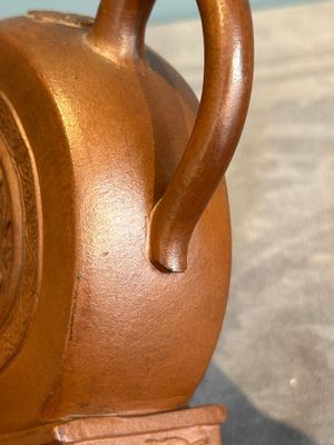 A Chinese circle-shaped Yixing stoneware 'kylin' teapot with relief design, Kangxi — photo 9