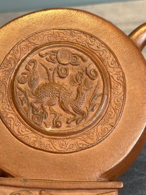 A Chinese circle-shaped Yixing stoneware 'kylin' teapot with relief design, Kangxi — photo 10
