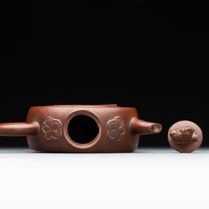 A Chinese circle-shaped Yixing stoneware 'kylin' teapot with relief design, Kangxi — photo 5