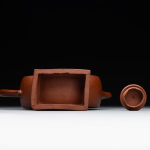 A Chinese circle-shaped Yixing stoneware 'kylin' teapot with relief design, Kangxi — photo 6