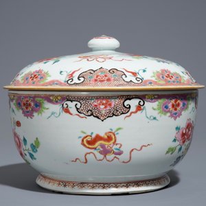 A Chinese circular famille rose tureen and cover with floral design, Qianlong — photo 2