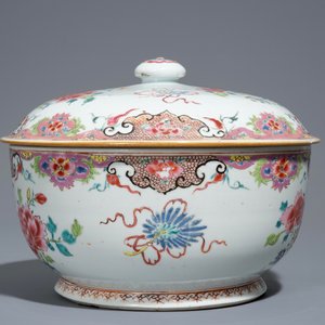 A Chinese circular famille rose tureen and cover with floral design, Qianlong — photo 4