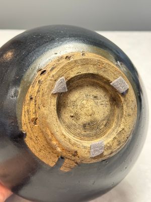A Chinese brown-glazed handled jar, Jin — foto 11