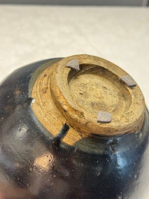 A Chinese brown-glazed handled jar, Jin — foto 14