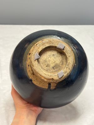 A Chinese brown-glazed handled jar, Jin — foto 10