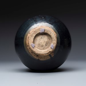 A Chinese brown-glazed handled jar, Jin — foto 7