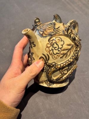 A Chinese Cizhou 'cadogan' ewer with dragons, Yuan/Ming — photo 3