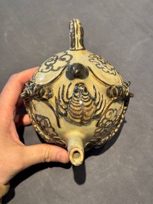 A Chinese Cizhou 'cadogan' ewer with dragons, Yuan/Ming — photo 4