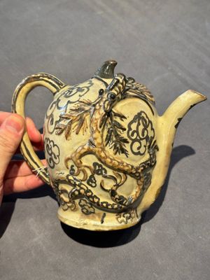 A Chinese Cizhou 'cadogan' ewer with dragons, Yuan/Ming — photo 5