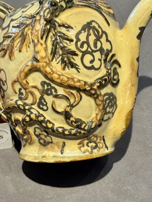 A Chinese Cizhou 'cadogan' ewer with dragons, Yuan/Ming — photo 9