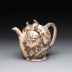 A Chinese Cizhou 'cadogan' ewer with dragons, Yuan/Ming — photo 1