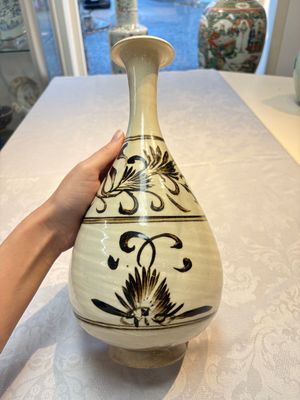 A Chinese Cizhou cream-glazed and dark-brown slip-painted vase with floral design, Republic — foto 1