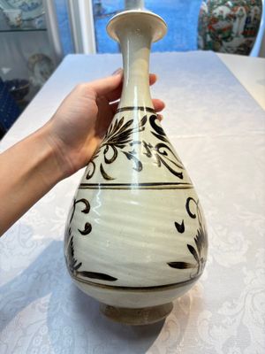 A Chinese Cizhou cream-glazed and dark-brown slip-painted vase with floral design, Republic — foto 2