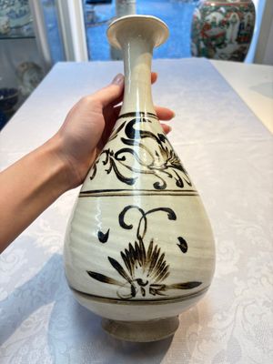 A Chinese Cizhou cream-glazed and dark-brown slip-painted vase with floral design, Republic — foto 3