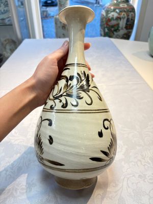 A Chinese Cizhou cream-glazed and dark-brown slip-painted vase with floral design, Republic — foto 4