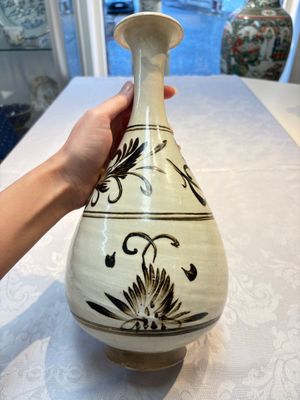A Chinese Cizhou cream-glazed and dark-brown slip-painted vase with floral design, Republic — foto 5