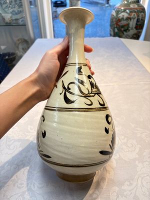 A Chinese Cizhou cream-glazed and dark-brown slip-painted vase with floral design, Republic — foto 6