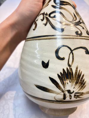 A Chinese Cizhou cream-glazed and dark-brown slip-painted vase with floral design, Republic — foto 10