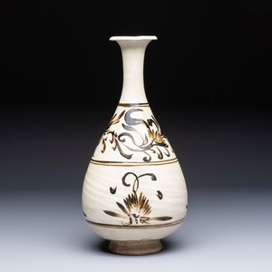 A Chinese Cizhou cream-glazed and dark-brown slip-painted vase with floral design, Republic — foto 1