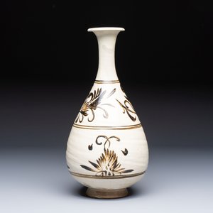 A Chinese Cizhou cream-glazed and dark-brown slip-painted vase with floral design, Republic — foto 2