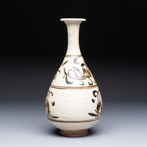 A Chinese Cizhou cream-glazed and dark-brown slip-painted vase with floral design, Republic — foto 3