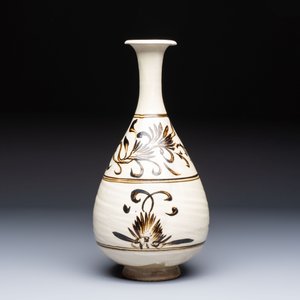 A Chinese Cizhou cream-glazed and dark-brown slip-painted vase with floral design, Republic — foto 4