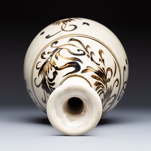 A Chinese Cizhou cream-glazed and dark-brown slip-painted vase with floral design, Republic — foto 5