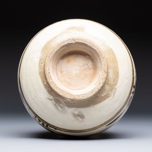 A Chinese Cizhou cream-glazed and dark-brown slip-painted vase with floral design, Republic — foto 6
