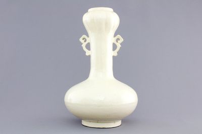 A Chinese Cizhou cream-glazed archaic form vase, 16/18th C.