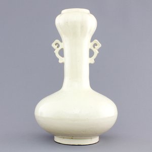 A Chinese Cizhou cream-glazed archaic form vase, 16/18th C. — foto 1