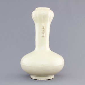 A Chinese Cizhou cream-glazed archaic form vase, 16/18th C. — foto 2