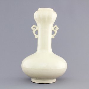 A Chinese Cizhou cream-glazed archaic form vase, 16/18th C. — foto 3