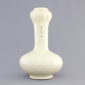 A Chinese Cizhou cream-glazed archaic form vase, 16/18th C. — foto 4