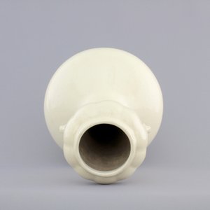 A Chinese Cizhou cream-glazed archaic form vase, 16/18th C. — foto 6